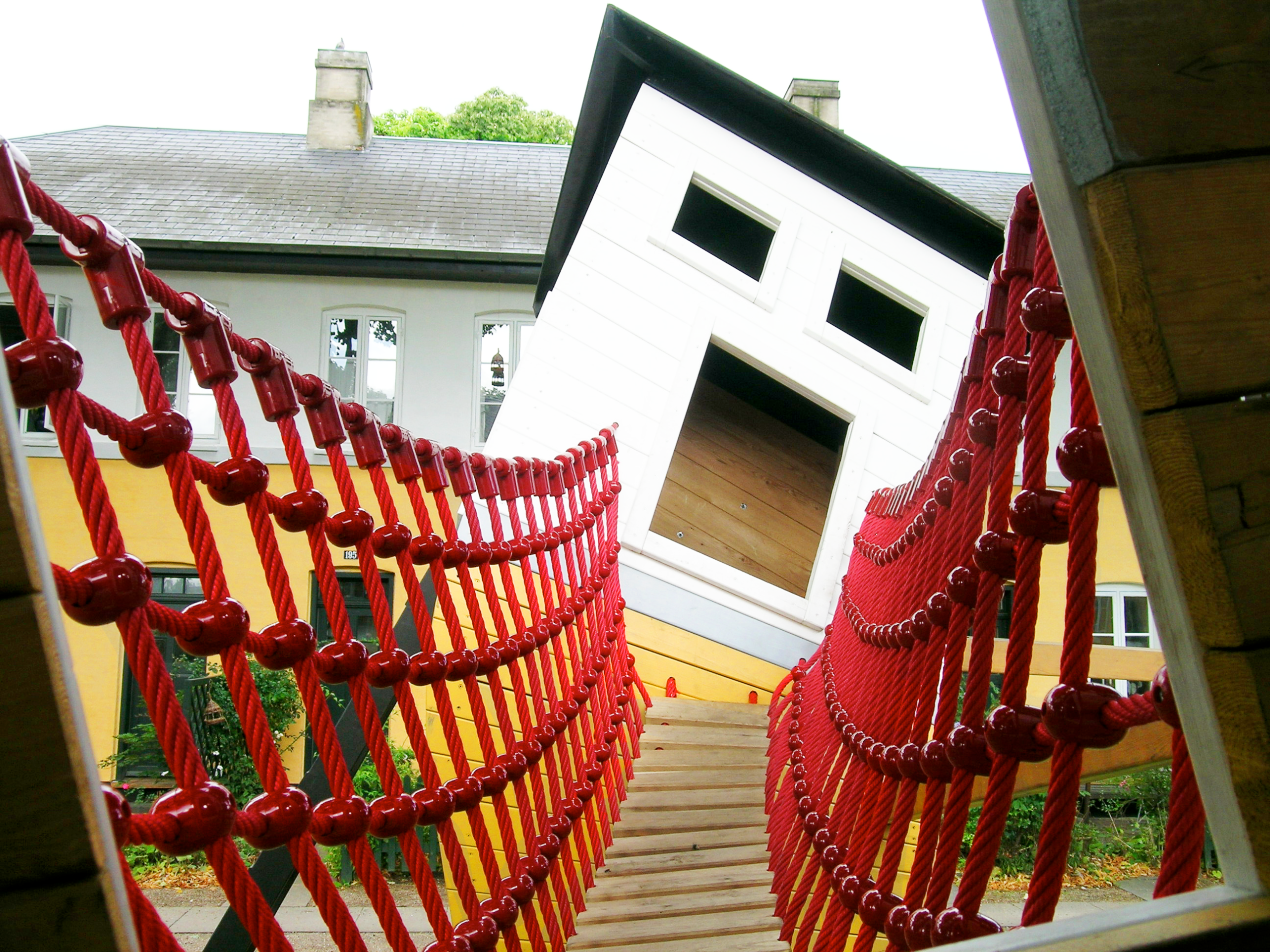 MONSTRUM brumleby_skæve_huse_crooked_houses_play_design
