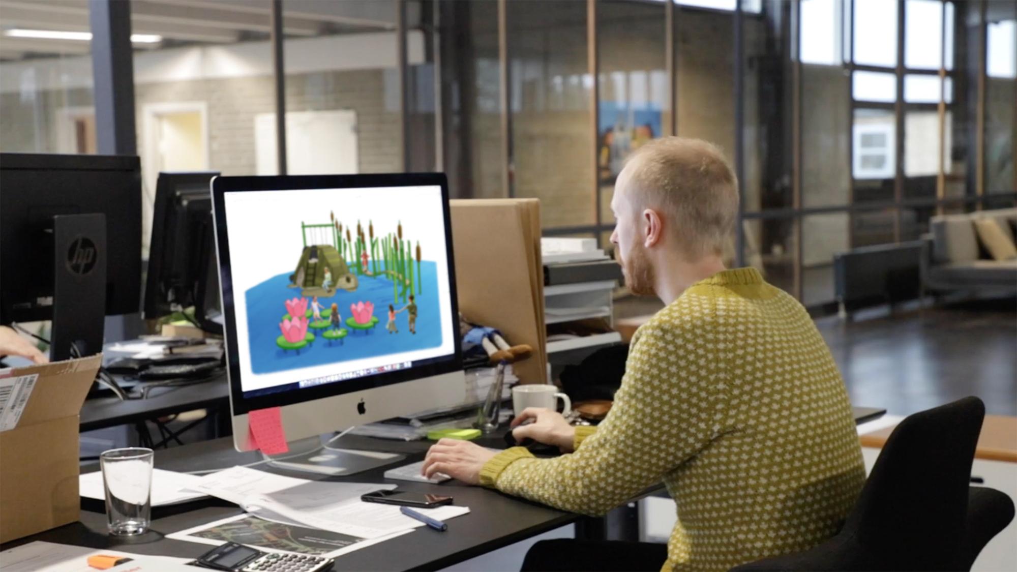 SUNE works on the computer at MONSTRUM