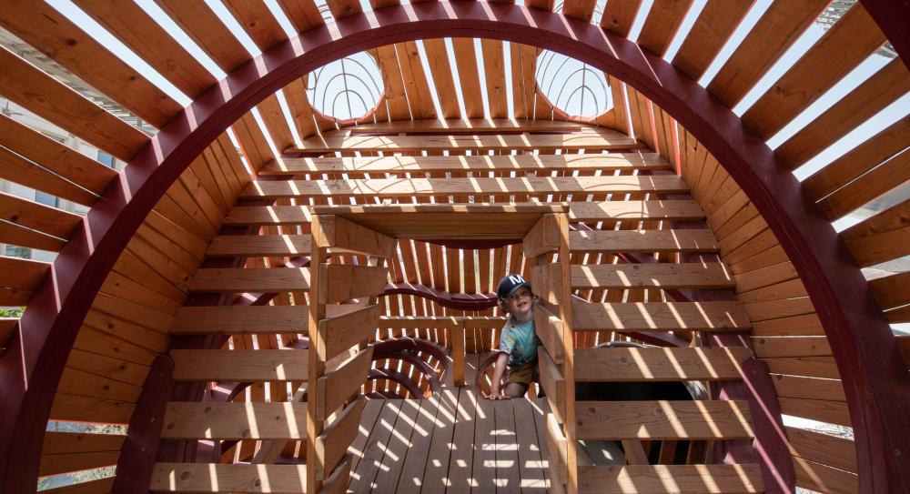 Boy playing at EXPO 2020 playground MONSTRUM playgrounds